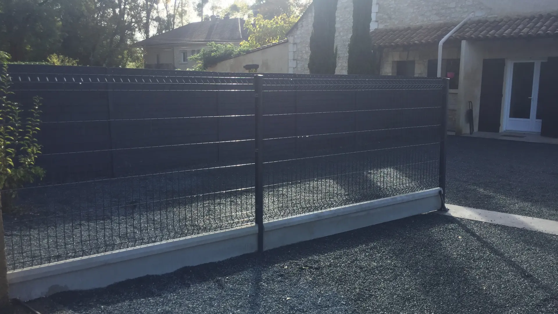 Zoom sur le côté gauche de l'entrée avec clôture réalisé par Naturéo. Une entreprise d'aménagement extérieur dans le grand Bergeracois.