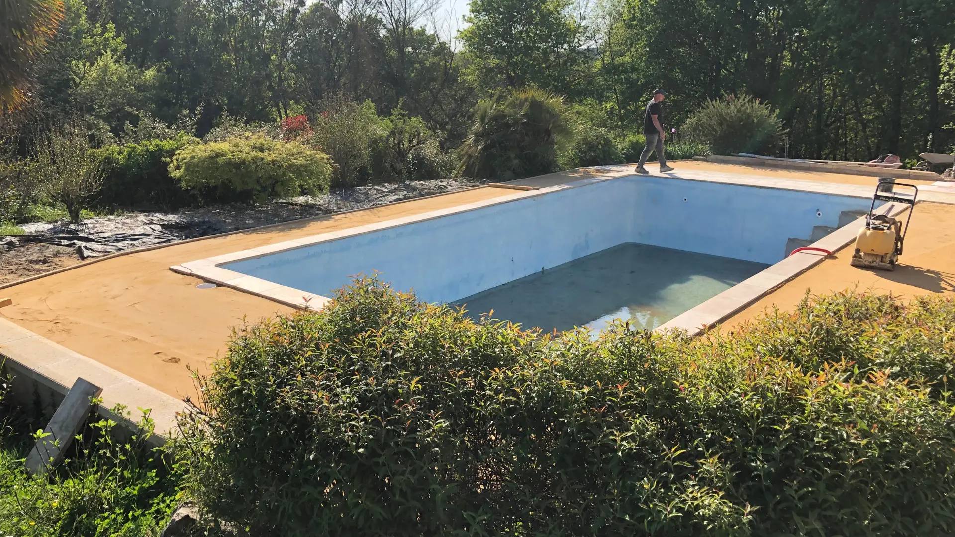 Rénovation d'une terrasse en extérieur autour d'une piscine par Naturéo, expert en aménagement extérieur dans le grand Bergeracois.