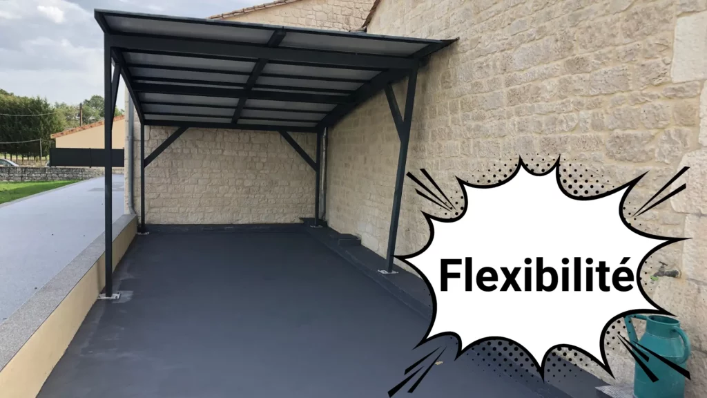 Image d'un carport avec un bulle sur la droite disant "flexibilité" en parlant d'un carport.